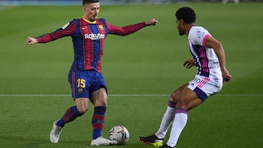 BARCELONA, SPAIN - APRIL 05: Clement Lenglet of FC Barcelona battles for possession with Saidy Janko of Real Valladolid during the La Liga Santander match between FC Barcelona and Real Valladolid CF at Camp Nou on April 05, 2021 in Barcelona, Spain. Sporting stadiums around Spain remain under strict restrictions due to the Coronavirus Pandemic as Government social distancing laws prohibit fans inside venues resulting in games being played behind closed doors. (Photo by Alex Caparros/Getty Images)