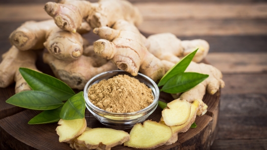 Ginger root and ginger powder in the bowl