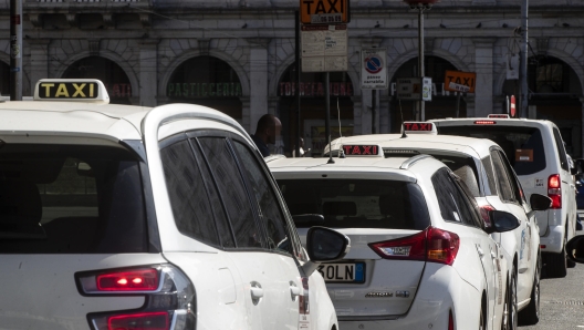 Taxi alla Stazione Termini, Roma, 02 agosto 2023. ANSA/ANGELO CARCONI