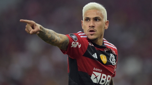 (FILES) Flamengo's forward Pedro gestures during the Copa Libertadores group stage second leg football match between Brazil's Flamengo and Argentina's Racing Club at Maracana stadium in Rio de Janeiro, Brazil, on June 8, 2023. Flamengo's attacker Pedro reported on July 30, 2023, a physical assault by fitness trainer Pablo Fernandez after the Rio de Janeiro club's visit to Atletico Mineiro, a scandal that according to the local press has cast doubt on Argentine coach Jorge Sampaoli's continuity at 'Fla'. (Photo by ALEXANDRE LOUREIRO / AFP)