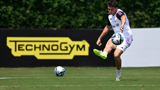 LOS ANGELES, CALIFORNIA - JULY 28: Andrea Cambiaso of Juventus passes the ball during a training session on July 28, 2023 in Los Angeles, California. (Photo by Daniele Badolato - Juventus FC/Juventus FC via Getty Images)