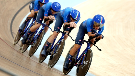 epa10784136 Team Italy in action in the Women's Elite Team Pursuit qualification at the UCI Cycling World Championships 2023 in Glasgow, Britain, 04 August 2023.  EPA/ADAM VAUGHAN