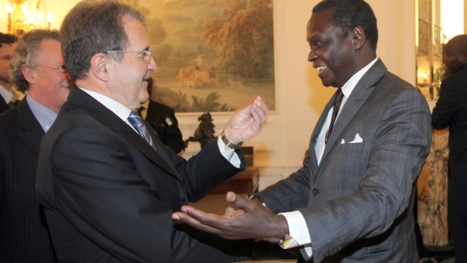 Il presidente della Fondazione per la collaborazione tra i popoli, Romano Prodi (S) con il giornalista televisivo Edrissa Sanneh 'Idris', in vista del convegno 'Africa: 53 countries, one union' a Bologna, in una immagine di archivio.  ANSA/GIORGIO BENVENUTI