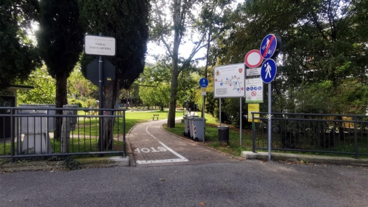 Una veduta del luogo dove la donna è stata aggredita, Rovereto, 06 agosto 2023. Una donna sessantenne è morta in ospedale per la gravità delle botte ricevute da uno straniero senza fissa dimora di circa 40 anni già noto alle forze dell'ordine che ieri, verso le 22.30, l'ha aggredita in un parco a Rovereto. I carabinieri, coordinati dalla Procura, stanno facendo accertamenti. A dare l'allarme sono stati alcuni inquilini di un vicino condominio che hanno sentito le urla della donna e, dalle finestre, hanno visto la vittima a terra con i pantaloni abbassati e l'aggressore sopra di lei che la colpiva in faccia. L'uomo è poi fuggito, ma è stato fermato poco dopo dai carabinieri, è in arresto per omicidio.   ANSA/GABRIELE MARGON