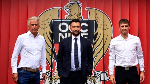 Nice's French president Jean-Pierre Rivere (L) and Nice's French sporting director Florent Ghisolfi (R) introduce Nice's New Italian coach Francesco Farioli (C) during a presentation at the Allianz Riviera Stadium in Nice, south-eastern France, on July 3, 2023. (Photo by Valery HACHE / AFP)