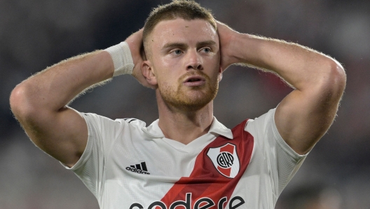 River Plate's forward Lucas Beltran reacts after missing a goal opportunity during the Copa Libertadores round of 16 first leg football match between Argentina's River Plate and Brazil's Internacional at the Mas Monumental stadium in Buenos Aires, on August 1, 2023. (Photo by JUAN MABROMATA / AFP)