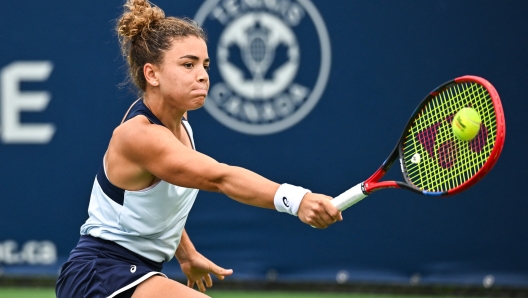 MONTREAL, CANADA - AUGUST 07: Jasmine Paolini of Italy hits a return ball in the first set against Donna Vekic of Croatia on Day 1 during the National Bank Open at Stade IGA on August 7, 2023 in Montreal, Canada.   Minas Panagiotakis/Getty Images/AFP (Photo by Minas Panagiotakis / GETTY IMAGES NORTH AMERICA / Getty Images via AFP)