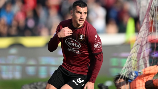 SALERNO, ITALY - JANUARY 04: Federico Bonazzoli of Salernitana celebrates after scoring the 1-2 goal during the Serie A match between Salernitana and AC MIlan at Stadio Arechi on January 04, 2023 in Salerno, Italy. (Photo by Francesco Pecoraro/Getty Images)