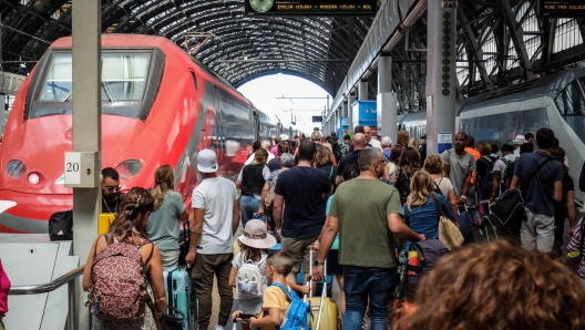 Folla di partenze e arrivi per le vacanze in stazione Centrale, per il primo weekend di agosto, Milano, 06 Agosto 2023. ANSA/MATTEO CORNER (vacanza, viaggi, treni, viaggiatori)