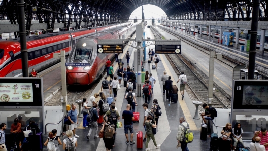 Disagi per i passeggeri a causa dello sciopero dei treni in stazione centrale a Milano, 13 luglio 2023. ANSA/MOURAD BALTI TOUATI (treno, stazione, larga, passeggeri, generica, simbolica, vacanze, valigie, pendolari, ferie, viaggio, partenze)