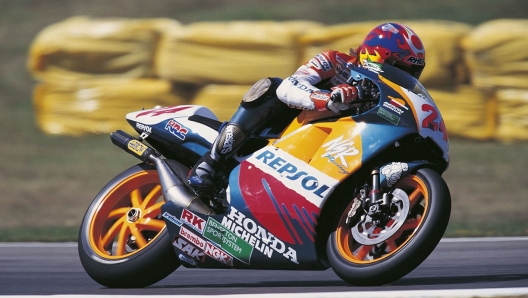 Takuma Aoki in azione nel 1997 a Imola con la NSR500V