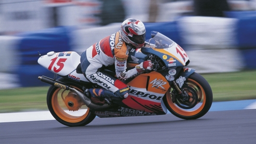 Sete Gibernau in pista a Donington nel 1998 con la NSR500 bicilindrica