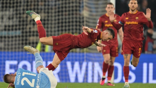 Foto Alfredo Falcone/LaPresse 19 Marzo 2023 - Roma, Italia - sport, calcio - Lazio vs Roma - Campionato italiano di calcio Serie A TIM 2022/2023 - Stadio Olimpico. Nella foto: Sergej Milinkovic-Savic (SS Lazio) Roger Ibanez of AS Roma 

Foto Alfredo Falcone/LaPresse March 19, 2023 Rome, Italy - sport, soccer - Lazio vs Roma - Italian Serie A Football Championship 2022/2023 - Olimpic Stadium. In the pic: Sergej Milinkovic-Savic (SS Lazio) Roger Ibanez of AS Roma