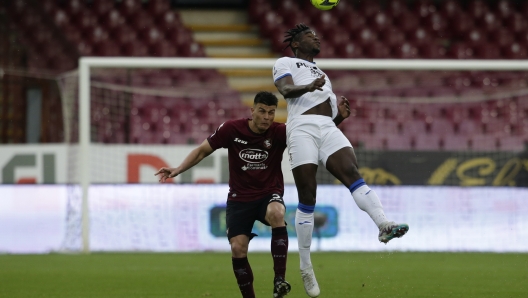 Foto Alessandro Garofalo/LaPresse 13 Maggio 2022 - Salerno, Italia - sport, calcio - Salernitana vs Atalanta - Campionato italiano di calcio Serie A TIM 2022/2023 - Stadio Arechi. Nella foto: Flavius Daniliuc (Salernitana) Duvan Zapata (Atalanta)  May 13, 2022 Salerno, Italy - sport, calcio - Salernitana vs Atalanta - Italian Serie A Football Championship 2022/2023 - Arechi Stadium. In the pic: Flavius Daniliuc (Salernitana) Duvan Zapata (Atalanta)