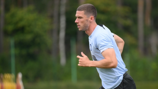 COMO, ITALY - AUGUST 11: Robin Gosens of FC Internazionale in action during a team training session at the club's training ground Suning Training Center at Appiano Gentile on August 11, 2023 in Como, Italy. (Photo by Mattia Pistoia - Inter/Inter via Getty Images)