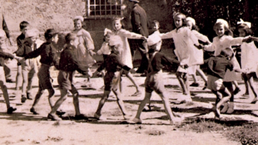 Il girotondo dei bambini nella piazza della Chiesa di Sant'anna di Stazzema (Lucca), pochi giorni prima dell'eccidio nazista che si consumo' nell'agosto 1944 in cui vennero massacrati 560 innocenti, in gran parte bambini, donne e anziani.  Tutti i bambini, tranne una, ripresi in questa foto morirono nella strage.   ANSA/UFFICIO STAMPA MUSEO DI STAZZEMA   +++HANDOUT NO SALES - EDITORIAL USE ONLY+++