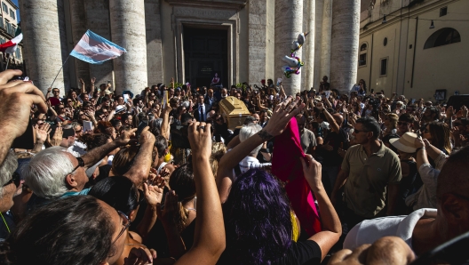 Roma - Piazza del Popolo. Nella chiesa degli artisti i funerali di Michela Murgia - Roma - Funerali Michela Murgia - fotografo: Claudio Guaitoli