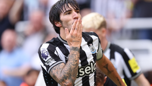 NEWCASTLE UPON TYNE, ENGLAND - AUGUST 12: Sandro Tonali of Newcastle United celebrates after scoring the team's first goal during the Premier League match between Newcastle United and Aston Villa at St. James Park on August 12, 2023 in Newcastle upon Tyne, England. (Photo by George Wood/Getty Images)