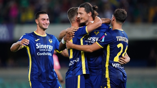 Foto Spada/LaPresse 12 Agosto 2023 - Verona  , Italia - sport, calcio - Hellas Verona Vs Ascoli - Coppa Italia Frecciarossa 2023/2024 - Stadio  Bentegodi Nella foto:    milan djuric ( verona ) esultanza dopo gol 3-1  Foto Lapresse - August 12, 2023 Verona , Italy - sport, calcio - Hellas Verona Vs Ascoli   - Italy Cup Frecciarossa  2023/2024 - Bentegodi Stadium . In the pic:   milan djuric ( verona )  celebrates after scoring 3-1