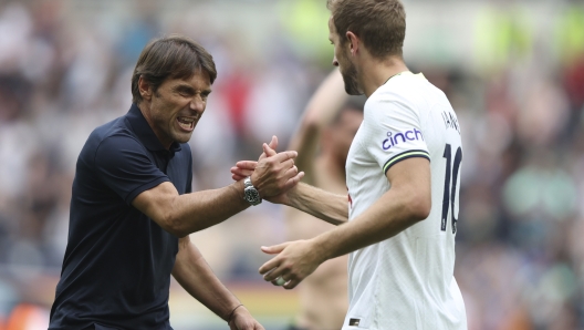 FILE - Tottenham's head coach Antonio Conte, left, shakes hands with Tottenham's Harry Kane after the English Premier League soccer match between Tottenham Hotspur and Fulham at Tottenham Hotspur stadium, in London, England, Saturday, Sept. 3, 2022. Tottenham announced that manager Antonio Conte has left the Premier League club "by mutual agreement." (AP Photo/Ian Walton, File)