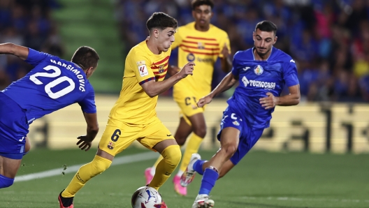 Barcelona's Gavi, centre, controls the ball during the Spanish La Liga soccer match between Getafe and FC Barcelona at the Coliseum Alfonso Perez stadium in Getafe, Spain, Sunday, Aug. 13, 2023. (AP Photo/Alvaro Medranda)