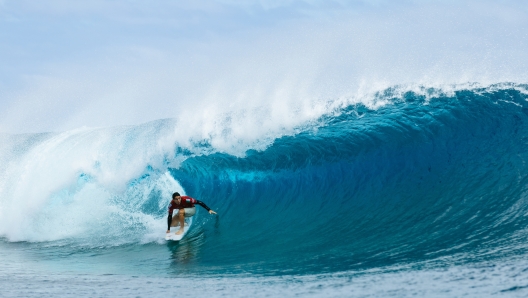 Leonardo Fioravanti è per adesso l'unico italiano che parteciperà alle prossime Olimpiadi a Parisi. Qui in azione nel campo gara a Teahupoʻo, Tahiti. Ph. by Matt Dunbar/WSL