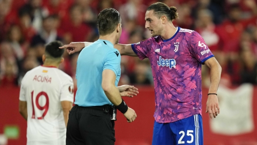 Juventus' Adrien Rabiot, right, speaks with referee Danny Makkelie during the Europa League semifinal second leg soccer match between Sevilla and Juventus, at the Ramon Sanchez Pizjuan stadium in Seville, Spain, Thursday, May 18, 2023. (AP Photo/Jose Breton)