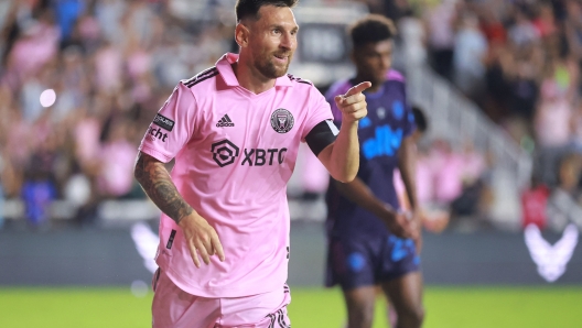 FORT LAUDERDALE, FLORIDA - AUGUST 11: Lionel Messi #10 of Inter Miami CF celebrates after scoring a goal in the second half during the Leagues Cup 2023 quarterfinals match between Charlotte FC and Inter Miami CF at DRV PNK Stadium on August 11, 2023 in Fort Lauderdale, Florida.   Hector Vivas/Getty Images/AFP (Photo by Hector Vivas / GETTY IMAGES NORTH AMERICA / Getty Images via AFP)