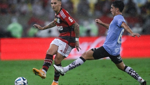 Flamengo's Uruguayan defender Guillermo Varela (L) is challenged by Independiente del Valle's Argentine midfielder Lorenzo Faravelli during the Conmebol Recopa Sudamericana second leg final match between Brazil's Flamengo and Ecuador's Independiente del Valle at Maracana Stadium in Rio de Janeiro, Brazil, on February 28, 2023. (Photo by MAURO PIMENTEL / AFP)