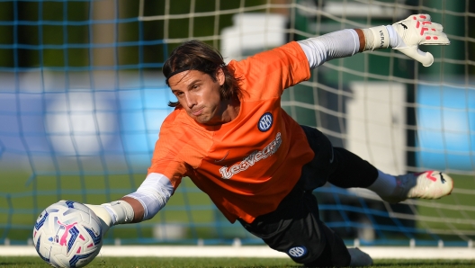 COMO, ITALY - AUGUST 07: FC Internazionale unveil new signing Yann Sommer, he trains at the club's training ground Suning Training Center at Appiano Gentile on August 07, 2023 in Como, Italy. (Photo by Mattia Pistoia - Inter/Inter via Getty Images)