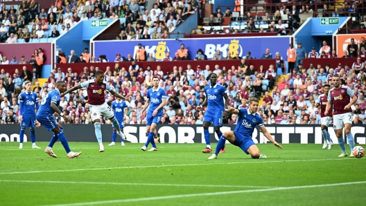 BIRMINGHAM, ENGLAND - AUGUST 20: Leon Bailey of Aston Villa scores the team's third goal during the Premier League match between Aston Villa and Everton FC at Villa Park on August 20, 2023 in Birmingham, England. (Photo by Michael Regan/Getty Images)