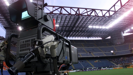 20060113 - ROMA - SPR - CALCIO; LANDOLFI CONVOCA FGCI, CONI E TV -  Una telecamera all'interno dello stadio Meazza a Milano, in una immagine di archivio del 28 luglio 2005. Il ministro delle Comunicazioni Mario Landolfi potrebbe far partire all'inizio della prossima settimana un tavolo comune per discutere di diritti televisivi. Invitati al confronto sarebbero il presidente della Figc Franco Carraro, il presidente del Coni Gianni Petrucci e i vertici di Rai, Mediaset, Sky e La7. DANIEL DAL ZENNARO/ ARCHIVIO ANSA / I50