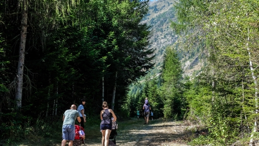 In molti scelgono i sentieri di montagna (Vinadio, Cuneo) per fuggire al caldo torrido della nuova ondata del 20 agosto 2023, i piemontesi trovano rimedi. ANSA/JESSICA PASQUALON