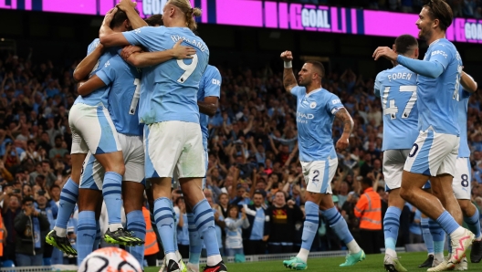 epa10808217 Manchester City's Julian Alvarez celebrates with teammates after scoring the 1-0 lead during  the English Premier League soccer match between Manchester City and Newcastle United, in Manchester, Britain, 19 August 2023.  EPA/ADAM VAUGHAN EDITORIAL USE ONLY. No use with unauthorized audio, video, data, fixture lists, club/league logos or 'live' services. Online in-match use limited to 120 images, no video emulation. No use in betting, games or single club/league/player publications.