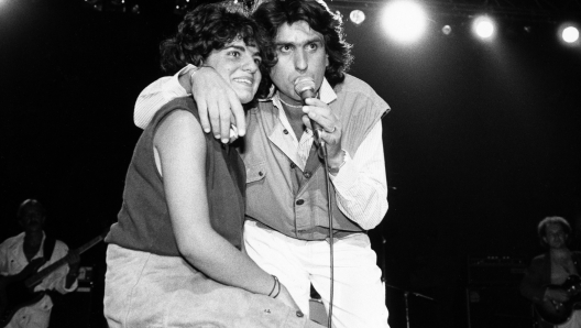 ©lapresse archivio storico spettacolo musica Monaco di Baviera 17-10-1983 Toto Cutugno nella foto: il cantante Toto Cutugno sul palco durante un concerto BUSTA 5716