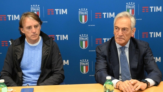 L?allenatore della Nazionale italiana di Calcio, Roberto Mancini (s) e il presidente della FIGC, Gabriele Gravina, nel corso della conferenza stampa al termine della firma per il rinnovo della partnership tra TIM e la Federazione Italiana Giuoco Calcio. Roma, 3 aprile 2023 ANSA/CLAUDIO PERI