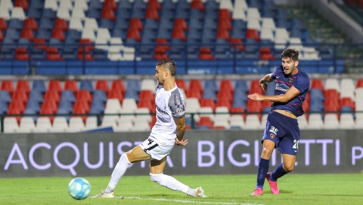 Foto Francesco Arena/LaPresse 19 Agosto 2023 Cosenza, Italia - sport, calcio - Cosenza vs Ascoli- Campionato di calcio Serie BKT 2023/2024 - Stadio San Vito Marulla. Nella foto: Arioli gol  August 19, 2023 Cosenza Italy - sport, soccer - Cosenza vs Ascoli - Italian Football Championship League BKT 2023/2024 - San Vito Marulla stadium. In the pic: Goal Arioli