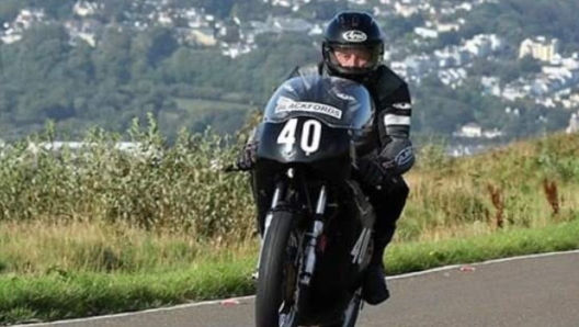 Ian Bainbridge, 69 anni, è morto durante le qualifiche del Manx GP (Twitter)