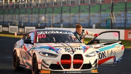 Max Orido spinge la sua Bmw (foto Instagram)