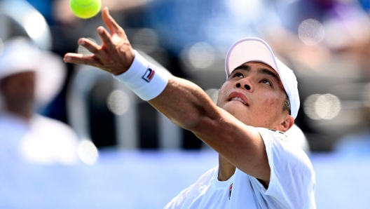 WINSTON SALEM, NORTH CAROLINA - AUGUST 22: Brandon Nakashima of the United States serves to Arthur Fils of France in the second round of the Winston-Salem Open at Wake Forest Tennis Complex on August 22, 2023 in Winston Salem, North Carolina.   Grant Halverson/Getty Images/AFP (Photo by GRANT HALVERSON / GETTY IMAGES NORTH AMERICA / Getty Images via AFP)