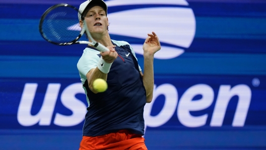 Jannik Sinner, of Italy, returns a shot against Carlos Alcaraz, of Spain, during the quarterfinals of the U.S. Open tennis championships, Wednesday, Sept. 7, 2022, in New York. (AP Photo/Frank Franklin II)