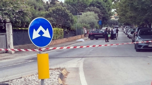 Un giovane è stato ucciso in strada a Sirolo, in provincia di Ancona, a colpi di fiocina, 27 agosto 2023. E' successo in mezzo alla gente in via Cilea nella cittadina balneare. Secondo le prime informazione il fatto sarebbe avvenuto durante un diverbio tra due automobilisti.  ANSA