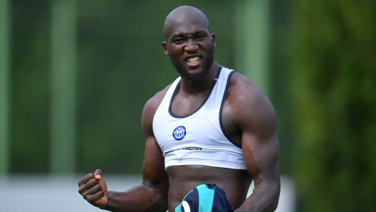 COMO, ITALY - AUGUST 17: Romelu Lukaku of FC Internazionale reacts during the FC Internazionale training session at the club's training ground Suning Training Center at Appiano Gentile on August 17, 2022 in Como, Italy. (Photo by Mattia Pistoia - Inter/Inter via Getty Images)