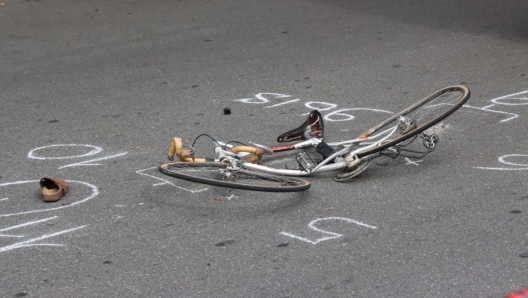 Il luogo dell'incidente dove una ciclista  stata travolta e uccisa da un camion in centro a Milano, 29 agosto 2023. ANSA/Paolo Salmoirago