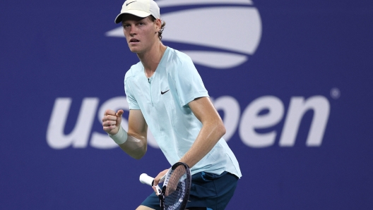 NEW YORK, NEW YORK - AUGUST 29: Jannik Sinner of Italy celebrates a point against Yannick Hanfmann of Germany after his match loss during their Men's Singles First Round match on Day Two of the 2023 US Open at the USTA Billie Jean King National Tennis Center on August 29, 2023 in the Flushing neighborhood of the Queens borough of New York City.   Matthew Stockman/Getty Images/AFP (Photo by MATTHEW STOCKMAN / GETTY IMAGES NORTH AMERICA / Getty Images via AFP)