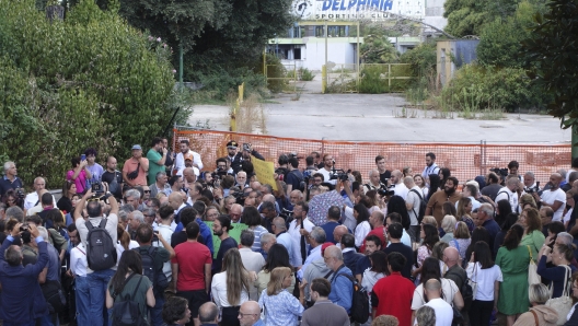 Il corteo raggiunge il centro sportivo abbandonato nel Parco Verde di Caivano, 29 agosto 2023. ANSA/CIRO FUSCO