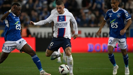 Paris Saint-Germain's Italian midfielder Marco Verratti fights for the ball with Strasbourg's French midfielder Jean-Ricner Bellegarde (L) and Strasbourg's French defender Colin Dagba (R) during the French L1 football match between RC Strasbourg Alsace and Paris Saint-Germain (PSG) at Stade de la Meinau in Strasbourg, eastern France on May 27, 2023. (Photo by Jean-Christophe Verhaegen / AFP)