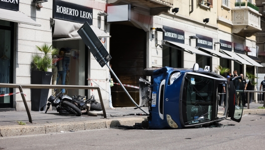 Foto Alessandro Bremec/LaPresse 30-08-2023 Milano, Italia - Cronaca - Incidente stradale tra automobile, moto e bicicletta in Corso XXII Marzo 39 a Milano. Nella foto: Una vista del luogo dell'incidente  August 30, 2023 Milano Italy - News - Road accident between car, motorcycle and bicycle in Corso XXII Marzo 39 in Milan. Pictured: A view of the crash site