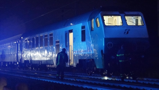 Firefighters near the regional train that hit seven workers who were working on the tracks near the Brandizzo station, Turin, 31 August 2023. Five of them were killed, two were injured. ANSA / TINO ROMANO  (incidente, ferroviario, generica, simbolica, treni, binari, notte, vigili del foco, treno)