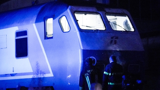 Firefighters near the regional train that hit seven workers who were working on the tracks near the Brandizzo station, Turin, 31 August 2023. Five of them were killed, two were injured. ANSA / TINO ROMANO  (incidente, ferroviario, generica, simbolica, treni, binari, notte, vigili del foco, treno)